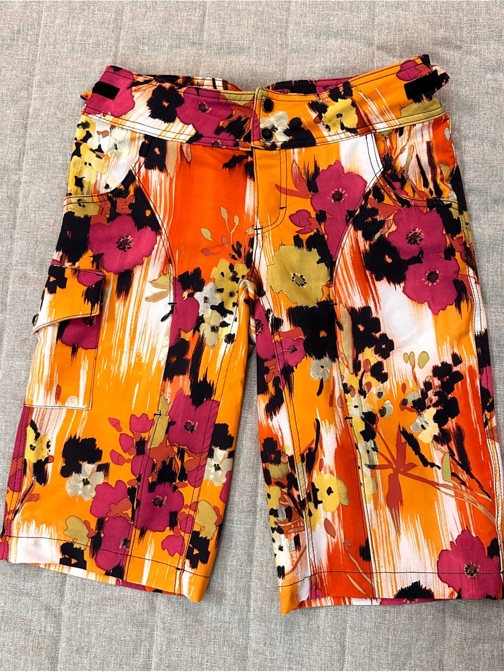 Shredly Women's Floral Patterned Shorts Mountain Cycling Size 4 Zip Double Snap